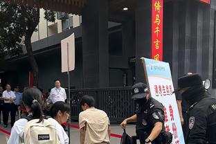 本赛季曼联欧冠耻辱垫底出局，B费连连摇头滕哈赫脸色铁青